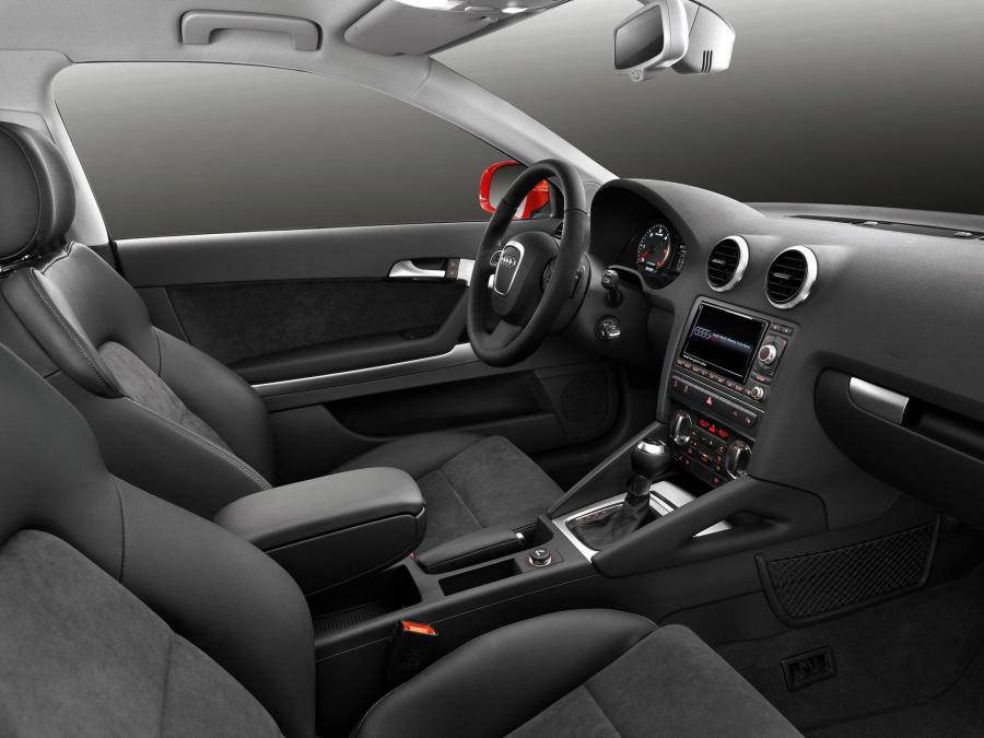 Интерьер Audi A3 TDI (8P) 2010 года  (фото 7 из 12)